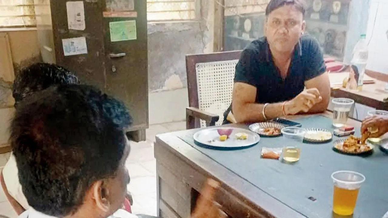 सरकारी अधिकारी काम के घंटों के दौरान शराब पी रहे हैं.