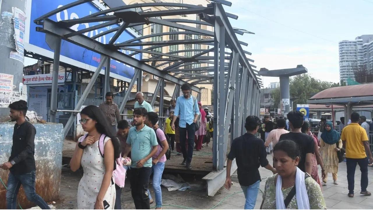 स्काईवॉक को कथित तौर पर एमएमआरडीए से स्थानांतरित कर दिया गया था और अब बीएमसी ने स्काईवॉक को तोड़ दिया है. 