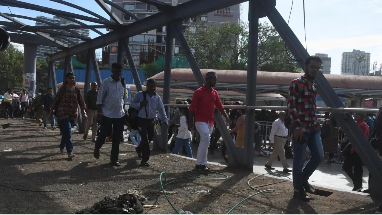 हालाँकि, स्काईवॉक तोड़ने के बाद भी बांद्रा स्टेशन (पश्चिम) के बाहर फुटपाथ पर इसका कुछ हिस्सा ऐसे भी पड़ा हुआ है. 