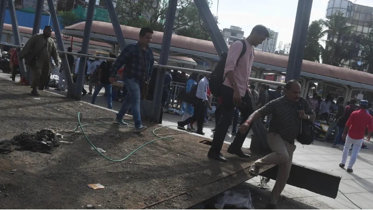 पैदल चलने वाले यात्री भीड़ होने के बाद फुटपाथ पर पड़े स्काईवॉक का इस्तेमाल चलने के लिए करते हुए दिखाई दिए. 