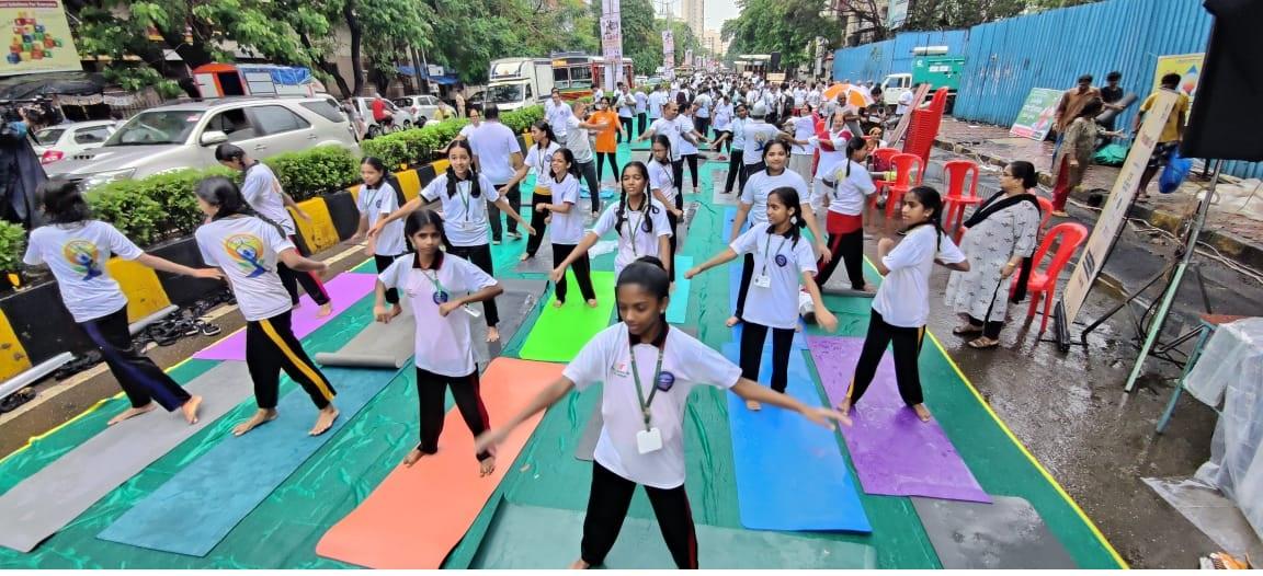 योग दिवस के इस आयोजन में सभी उम्र के लोगों ने भाग लिया, जिसमें बच्चे, युवा, वयस्क और बुजुर्ग शामिल थे.