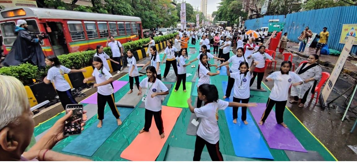 इसके अलावा, आयोजकों ने योग के वैज्ञानिक लाभों पर चर्चा की और यह बताया कि कैसे योग व्यक्ति की मानसिक, शारीरिक और आत्मिक भलाई में सुधार कर सकता है.