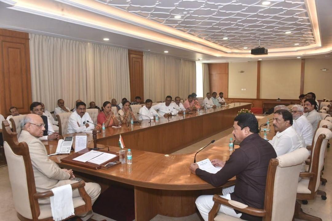 उन्होंने बताया कि `किसान संकट में है, उसे सहारे की जरूरत है. राज्य में सूखे की स्थिति को देखते हुए कांग्रेस पार्टी ने मांग की है कि किसानों का कर्ज माफ किया जाए और सूखा प्रभावित किसानों को प्रति एकड़ 4 लाख रुपये दिए जाएं. पशुओं के लिए चारा शिविर शुरू किए जाएं और पीने का पानी उपलब्ध कराया जाए. प्रदेश में खाद की कालाबाजारी चल रही है. मांग की गई है कि सरकार खरीफ की बुआई के लिए खाद और बीज उपलब्ध कराये.`