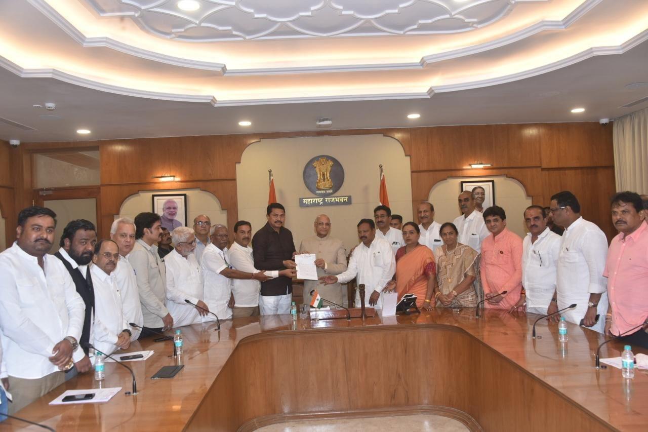 उन्होंने बताया कि `लोग सूखे के कारण पलायन कर रहे हैं. लेकिन महागठबंधन सरकार इसे गंभीरता से नहीं ले रही है. लोकसभा चुनाव के दौरान राज्य में 267 किसानों ने आत्महत्या की और चुनाव के बाद भी ये आत्महत्याएं कम नहीं हुईं. इसके बावजूद महागठबंधन सरकार की ओर से ठोस कदम नहीं उठाए जा रहे हैं.` 