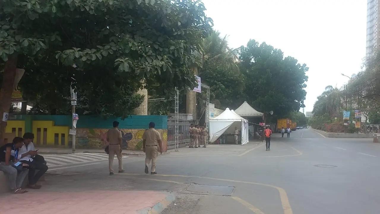 महायुति में बीजेपी, मुख्यमंत्री एकनाथ शिंदे के नेतृत्व वाली शिवसेना और डिप्टी सीएम अजीत पवार के नेतृत्व वाली एनसीपी शामिल है.