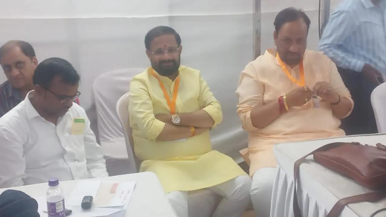 महाराष्ट्र में वोटों की गिनती 289 मतगणना हॉल और 4,309 मतगणना टेबलों पर 14,507 कर्मियों द्वारा की जा रही है.