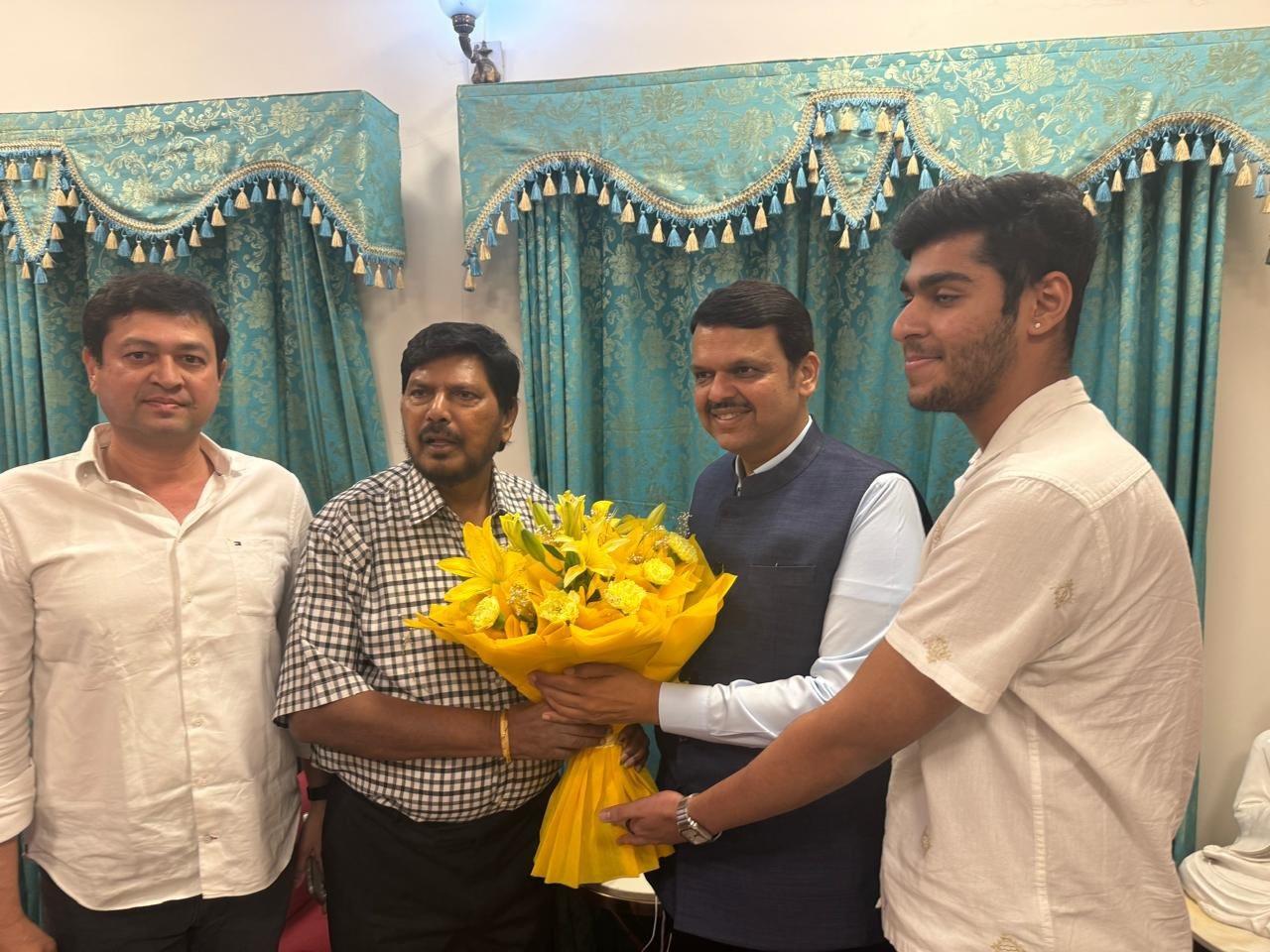 इस मुलाकात के दौरान रिपब्लिकन पार्टी के महाराष्ट्र प्रदेश अध्यक्ष पप्पू कागड़े और अन्य गणमान्य लोग उपस्थित थे. 