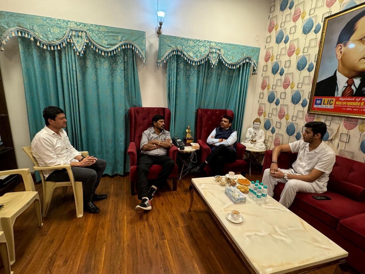 लोकसभा चुनाव के रुझानों में केंद्र में एक बार फिर एनडीए की सरकार बनने जा रही है. हालांकि विपक्षी गठबंधन ने सभी एग्जिट पोल्स को झुठलाते हुए लोकसभा चुनाव में नतीजों में सभी को चौंकाया है. 