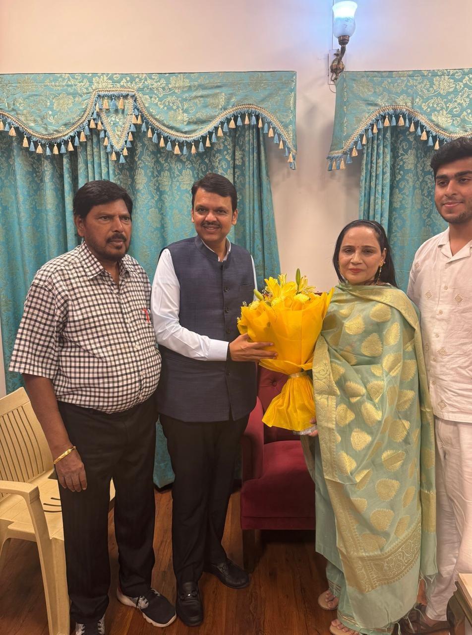 इस दौरान रामदास आठवले की पत्नी सीमा आठवले, बेटे जीत आठवले ने भी देवेंद्र फडणवीस का आवास पर स्वागत किया. 