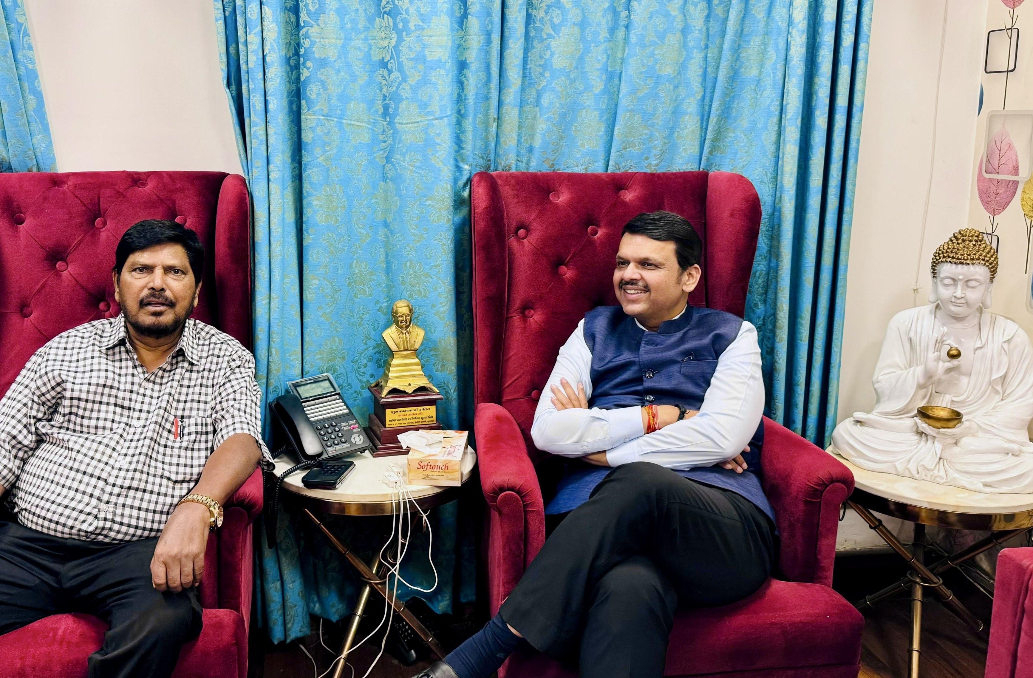 मुलाकात के दौरान रामदास आठवले ने उपमुख्यमंत्री देवेंद्र फडणवीस को बताया कि `रिपब्लिकन पार्टी आगामी चुनाव में भाजपा के साथ-साथ मजबूती से काम खड़ी रहेगी.` 