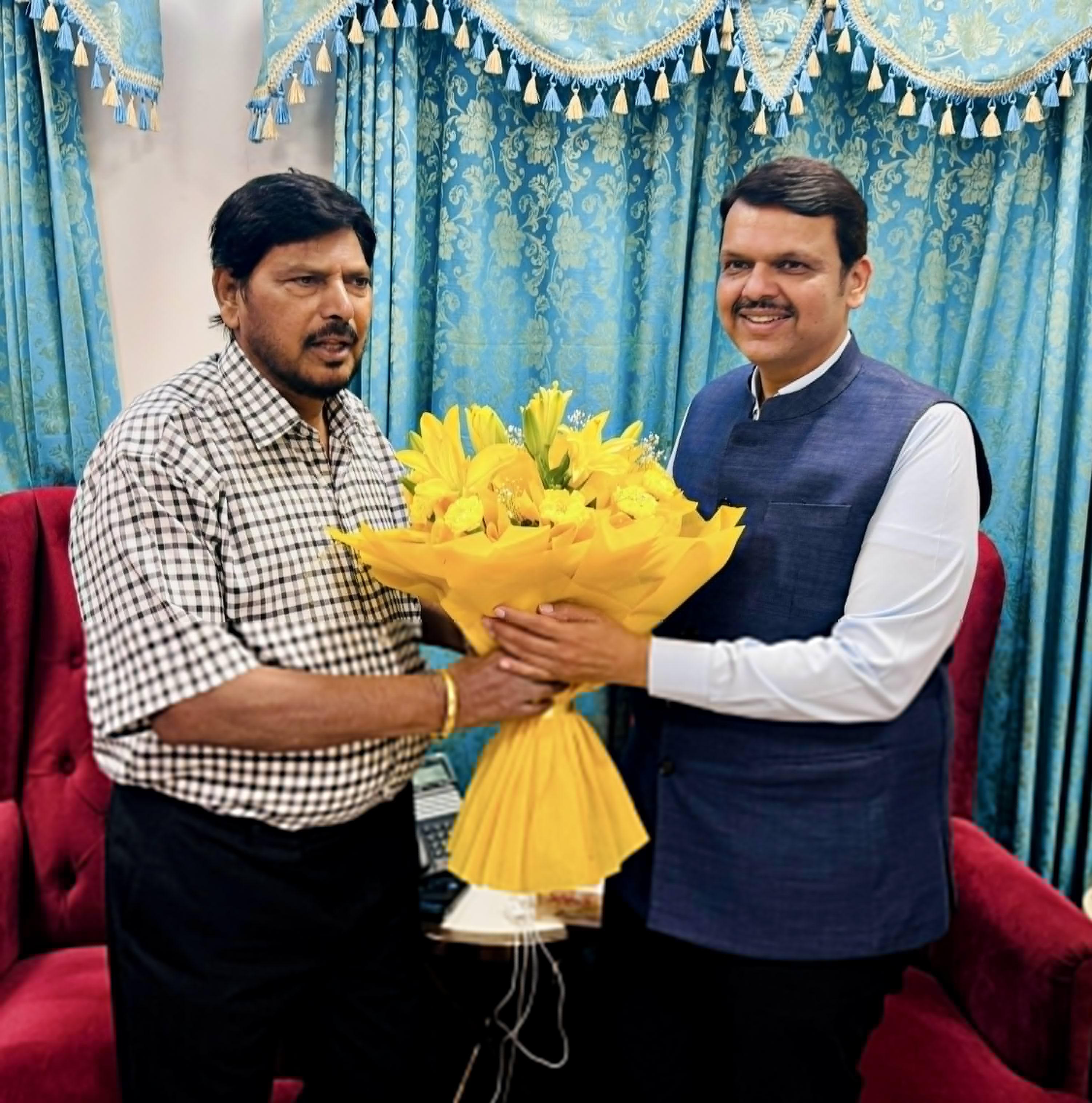 फडणवीस ने बताया कि `नई दिल्ली में रामदास आठवले जी के आवास पर जाकर उनसे मुलाकात की और उनसे विभिन्न विषयों पर चर्चा की.`