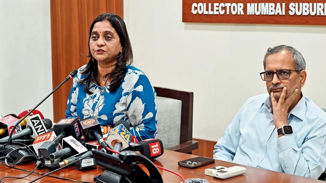 रविवार को बांद्रा स्थित कलेक्टर कार्यालय में रिटर्निंग ऑफिसर वंदना सूर्यवंशी. Pic/Nimesh Dave