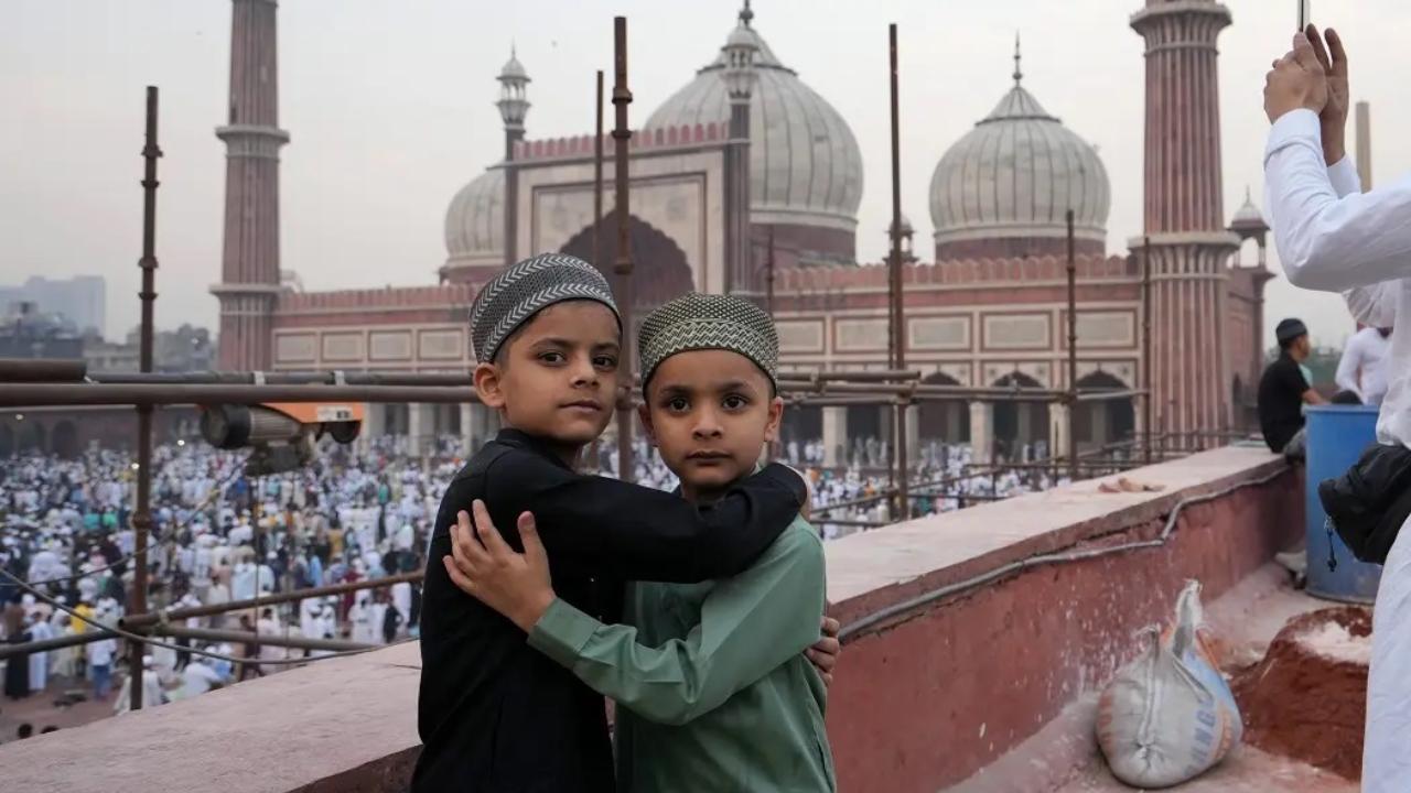  सभी मुसलमान मस्जिद में एकत्रित होकर नमाज अदा करते हैं और अल्लाह से दुआ करते हैं. Pics/Shadab Khan and Nimesh Dave