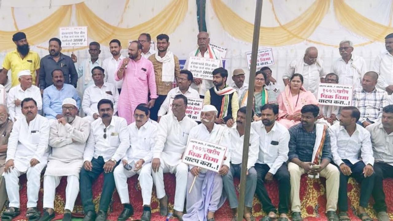 सुबह 11 बजे के करीब कांग्रेस पार्टी के पदाधिकारी और कार्यकर्ता जिलाधिकारी कार्यालय के सामने एकत्रित हुए. 