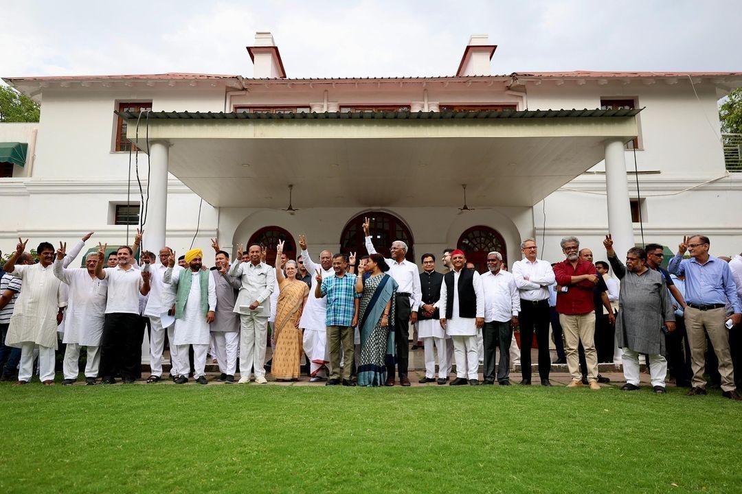 खरगे ने कहा कि `हम एक हैं और एक ही रहेंगे. हमें अलग करने की कोशिश मत करो`