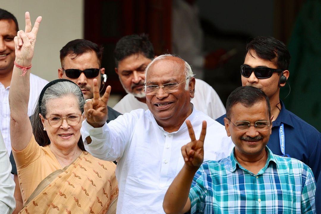 विपक्षी गठबंधन I.N.D.I.A. ब्लॉक की बैठक के बाद कांग्रेस अध्यक्ष मल्लिकार्जुन खरगे ने कहा, लोकसभा चुनाव INDIA गठबंधन कम से कम 295 से ज्यादा सीटें अपने नाम करेगी.` 