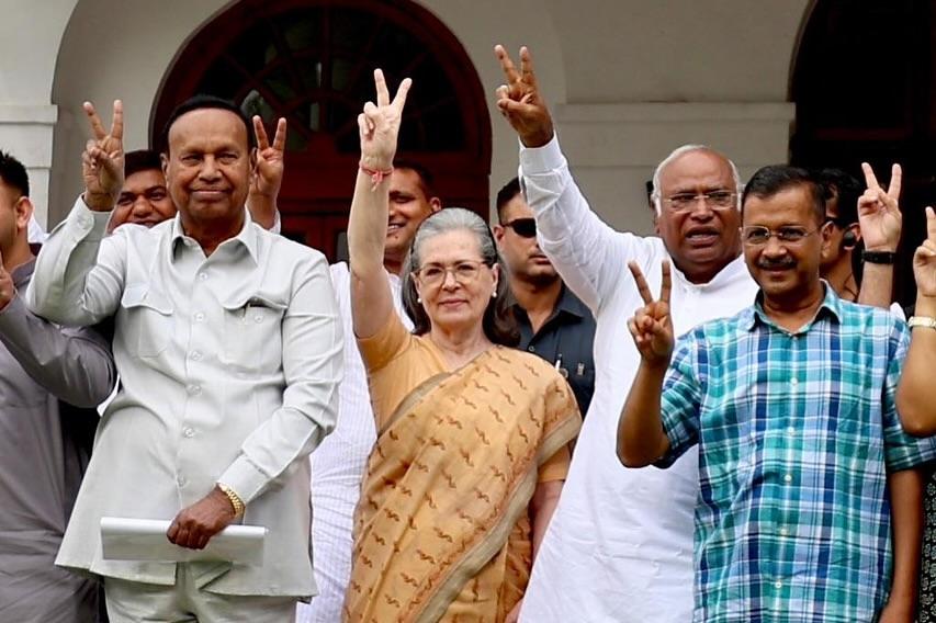 बैठक के बाद दिल्ली के मुख्यमंत्री अरविंद केजरीवाल ने बताया कि, ‘INDIA गठबंधन को 295 से अधिक सीट पर जीत मिल रही है. वहीं बीजेपी को करीब 220 सीट मिल रही हैं. 4 जून को INDIA गठबंधन अपने दम पर स्थिर और मजबूत सरकार बनाने जा रहा है.’ 