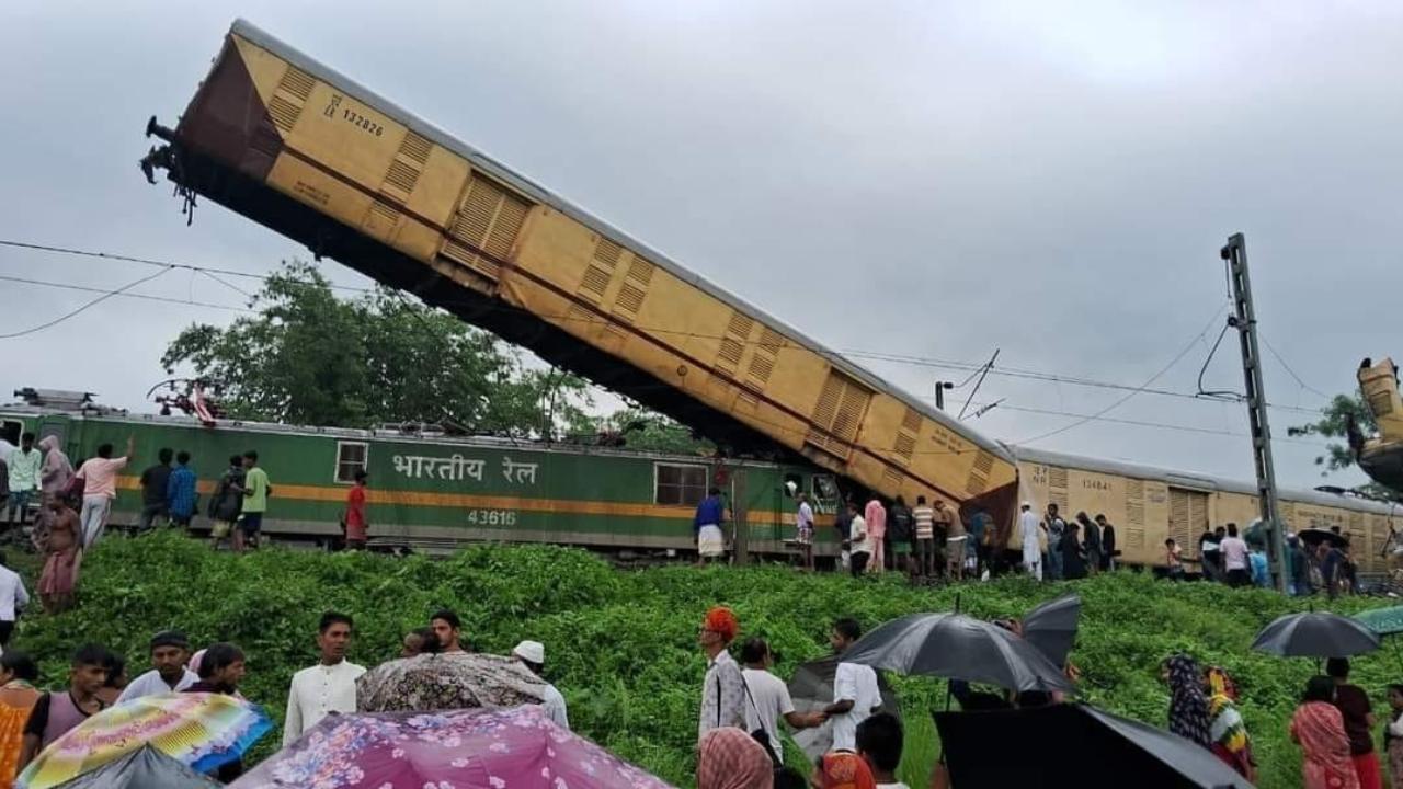  रेल मंत्री अश्विनी वैष्णव ने इस हादसे पर गहरा दुख व्यक्त किया है. 