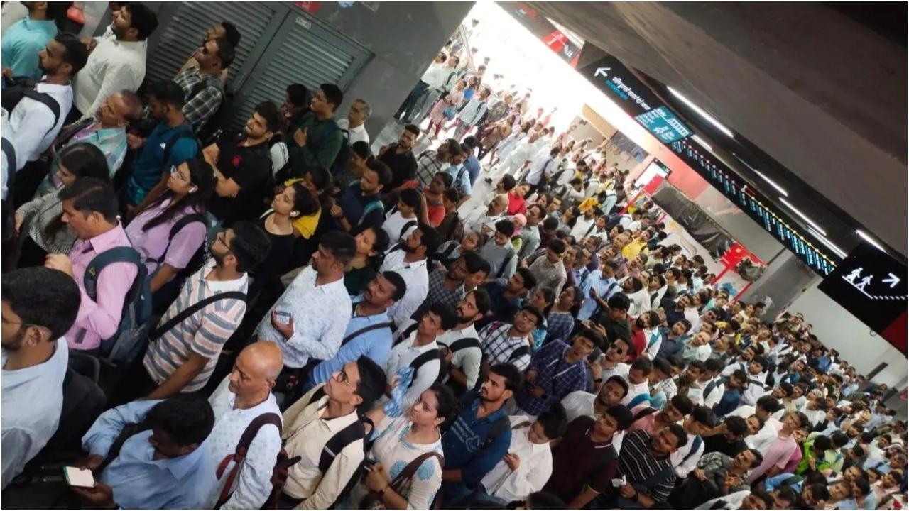 मुंबई पश्चिम रेलवे में तकनीकी खराबी के बाद मेट्रो में दिखी भीड़/ एमएमआरडीए