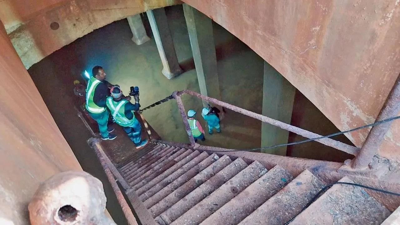 7 दिसंबर 2023 को जलाशय की जांच करते समिति के सदस्य