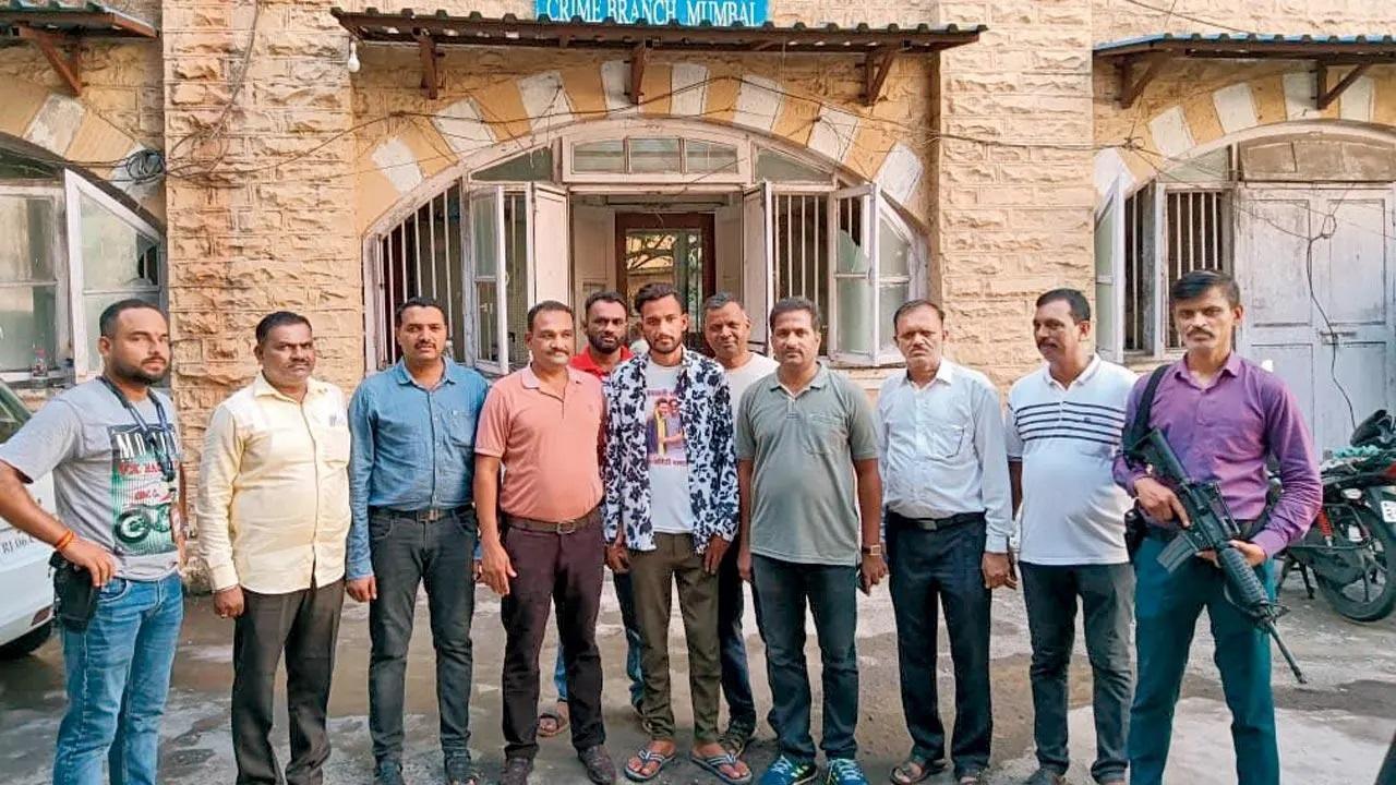 एंटी एक्सटॉर्शन सेल की हिरासत में यूट्यूबर