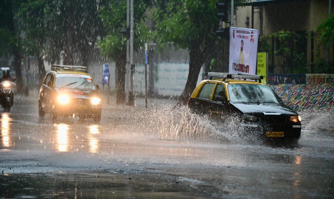 हालांकि, मौसम विभाग ने कहा कि अगले तीन से चार दिनों में महाराष्ट्र, छत्तीसगढ़, ओडिशा, तटीय आंध्र प्रदेश, उत्तर-पश्चिम बंगाल की खाड़ी, बिहार और झारखंड के कुछ हिस्सों में मानसून की और प्रगति के लिए स्थितियां अनुकूल हैं. 