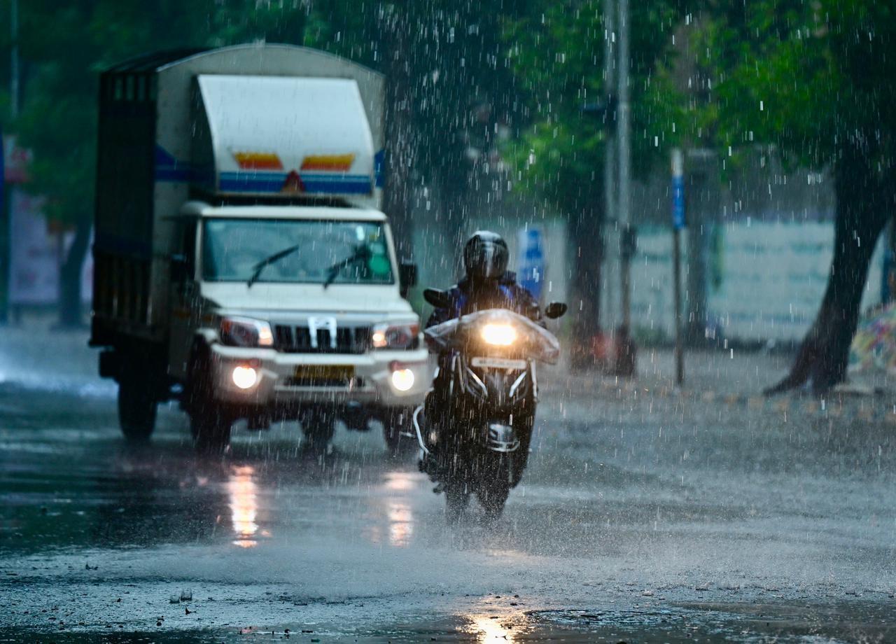 इस बीच, IMD ने कहा कि 1 जून से मानसून अवधि की शुरुआत के बाद से भारत में 20 प्रतिशत कम बारिश हुई है, और 12 से 18 जून के बीच वर्षा प्रणाली ने कोई महत्वपूर्ण प्रगति नहीं की है.