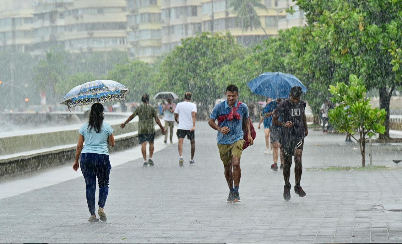 IMD ने मुंबई में दक्षिण पश्चिम मानसून की शुरुआत की घोषणा की है. IMD ने बताया था कि दक्षिण पश्चिम मानसून ने मध्य अरब सागर, दक्षिण महाराष्ट्र, तेलंगाना, दक्षिण छत्तीसगढ़, दक्षिण ओडिशा और तटीय आंध्र प्रदेश के अधिक क्षेत्रों में प्रवेश कर लिया है.