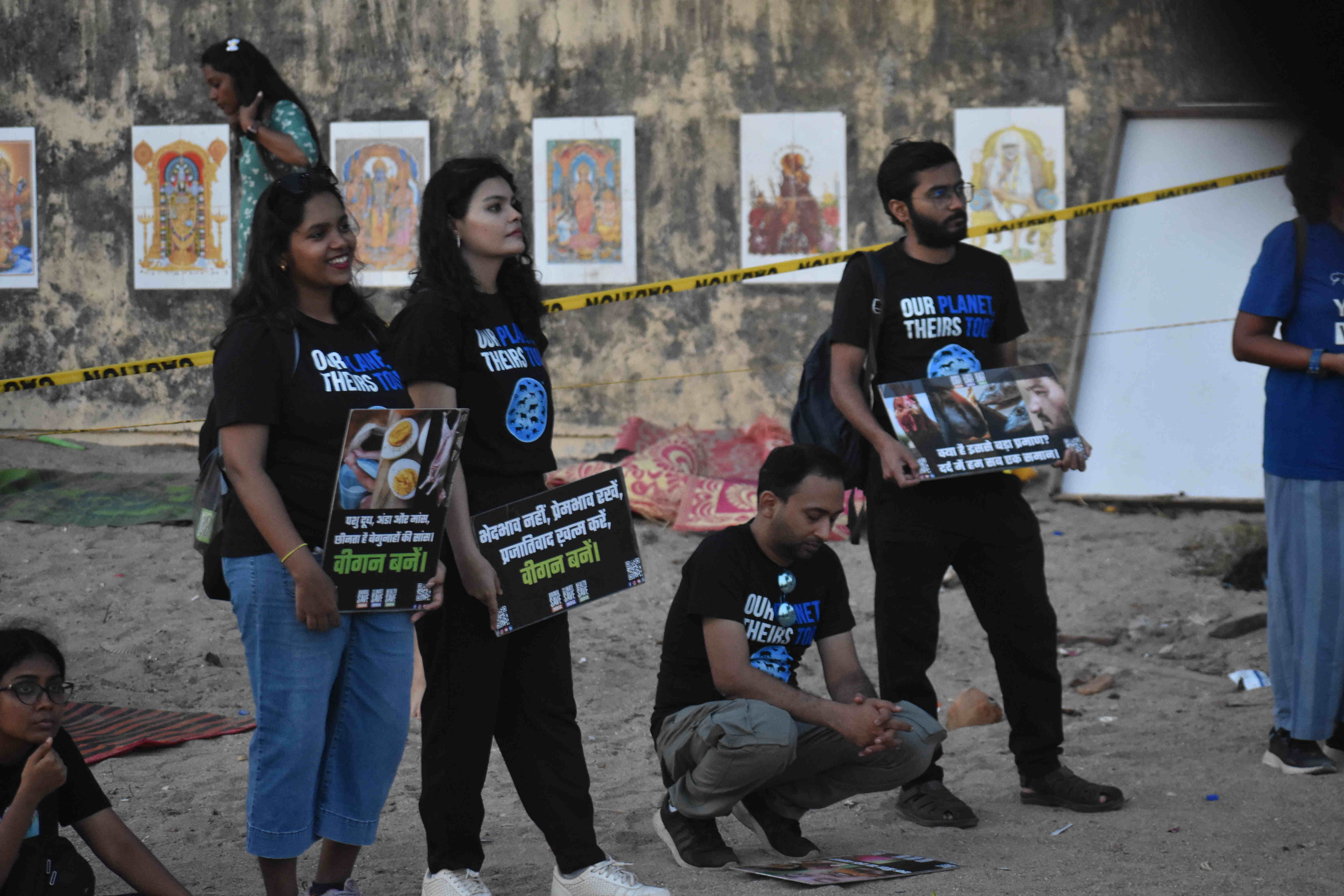 इस दौरान कई लोगों ने भावपूर्ण भाषण दिए, जबकि कुछ कलाकारों ने अपनी प्रतिभा का उपयोग कर गानों के जरिए जन जागरूकता फैलाने की कोशिश की. 