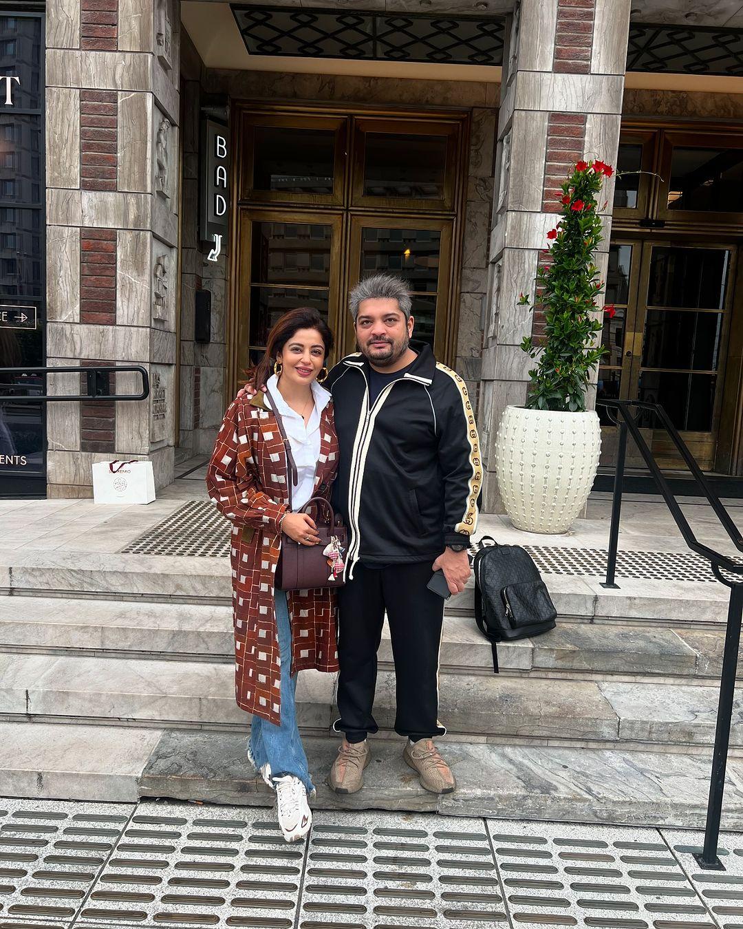 टीवी की खूबसूरत अदाकारा नेहा पेंडसे अपने देश से दूर नॉर्वे की राजधानी ओस्लो में पति के साथ रोमांटिक एन्जॉय करती नजर आ रही हैं. 
