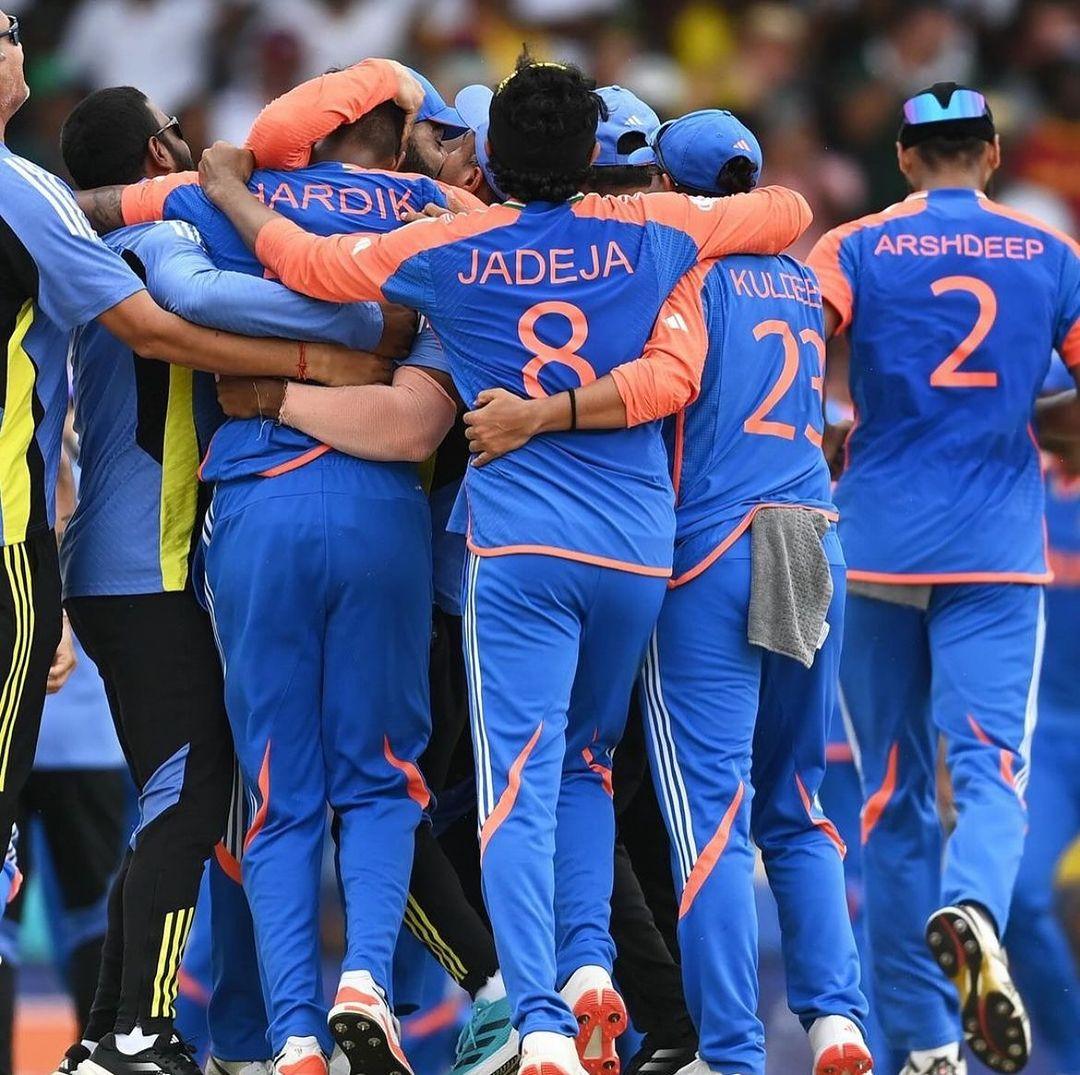 टी20 विश्व कप 2024 का फाइनल जीतने के बाद टीम इंडिया के साथ जश्न मनाते भारतीय कप्तान रोहित शर्मा बेहद उत्साहित नजर आए. 