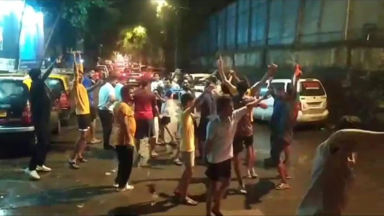 मुंबई की सड़कों पर शानदार जीत के बाद लोग एक दूसरे को बधाई देते दिखाई दिए.