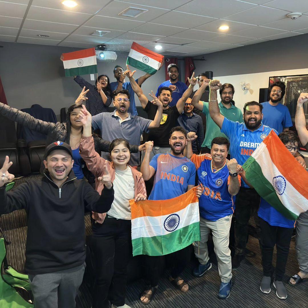 टी20 विश्व कप 2024 के फाइनल में दक्षिण अफ्रीका के खिलाफ ऐतिहासिक जीत के बाद कई लोग भारत का तिरंगा लहराते दिखाई दिए.