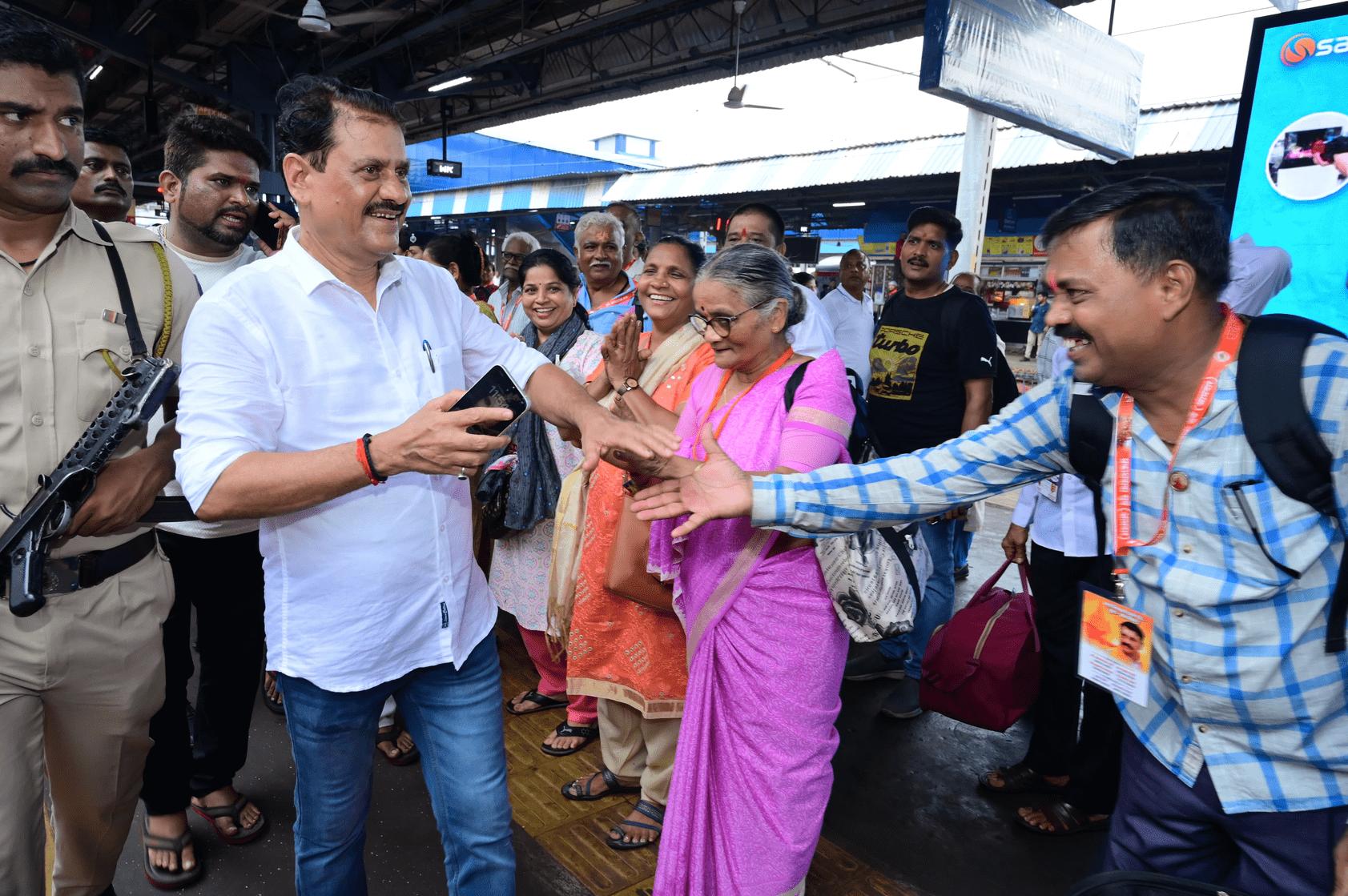 `जाऊ काशी विश्वेश्वराच्या दारी,पुण्य मोक्ष मिळवू पदरी` इस अभियान के तहत वरिष्ठ नागरिकों को काशी विश्वनाथ मंदिर के दर्शन करवाए जाएंगे. 