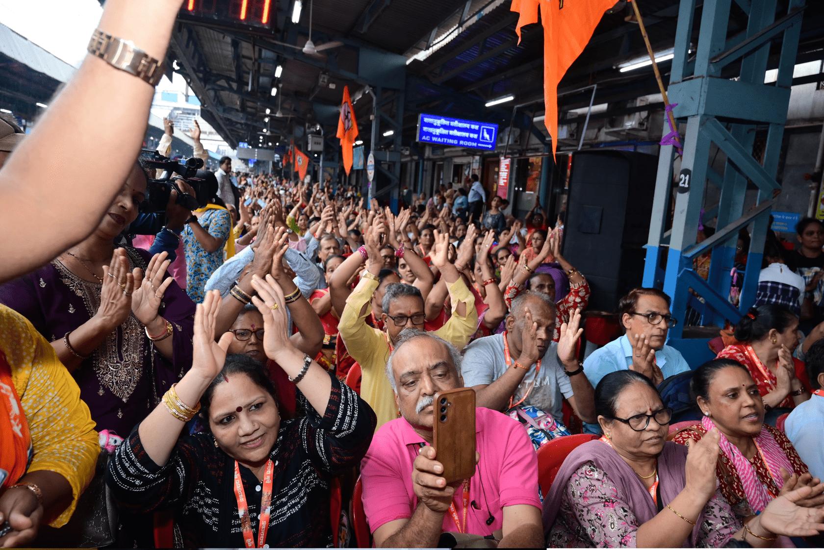 पिछले काफी समय से विधायक प्रकाश सुर्वे इसकी तैयारी कर रहे थे. वरिष्ठ नागरिकों को एक साथ लाने से लेकर पूरी योजना बनाने तक वह इसमें काफी व्यस्त दिखाई दिए.
