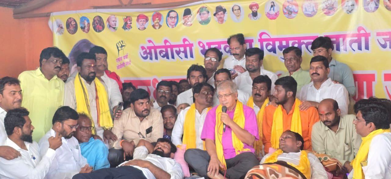आंबेडकर ने इस दौरान ओबीसी कार्यकर्ताओं को संबोधित करते हुए कहा, `हेक और वाघमारे पिछले 8 दिनों से ओबीसी आरक्षण को बचाने के लिए अनशन कर रहे है. मैं कहना चाहता हूं कि शासन को इस मुद्दे पर गंभीरता से ध्यान देना चाहिए.` 