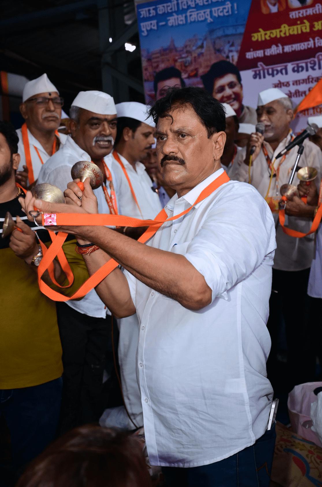 विधायक प्रकाश सुर्वे ने कहा कि काशी विश्वनाथ यात्रा में वरिष्ठ नागरिकों के लिए विशेष ट्रेन से आरामदायक यात्रा, चाय, नाश्ता, भोजन की व्यवस्था की गई है. इसके अलावा काशी विश्वनाथ भगवान के दर्शन, गंगा स्नान, गंगा घाट आरती, नाव से गंगा घाट सफर भी इसमें शामिल हैं. इनके चेहरे की खुशी देख मैं भी इन सभी वरिष्ठ नागरिकों का आभार व्यक्त करता हूं.`