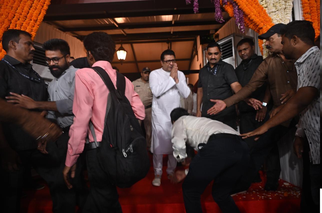ठाकरे ने अविभाजित शिवसेना से अलग होकर मनसे का गठन किया था.