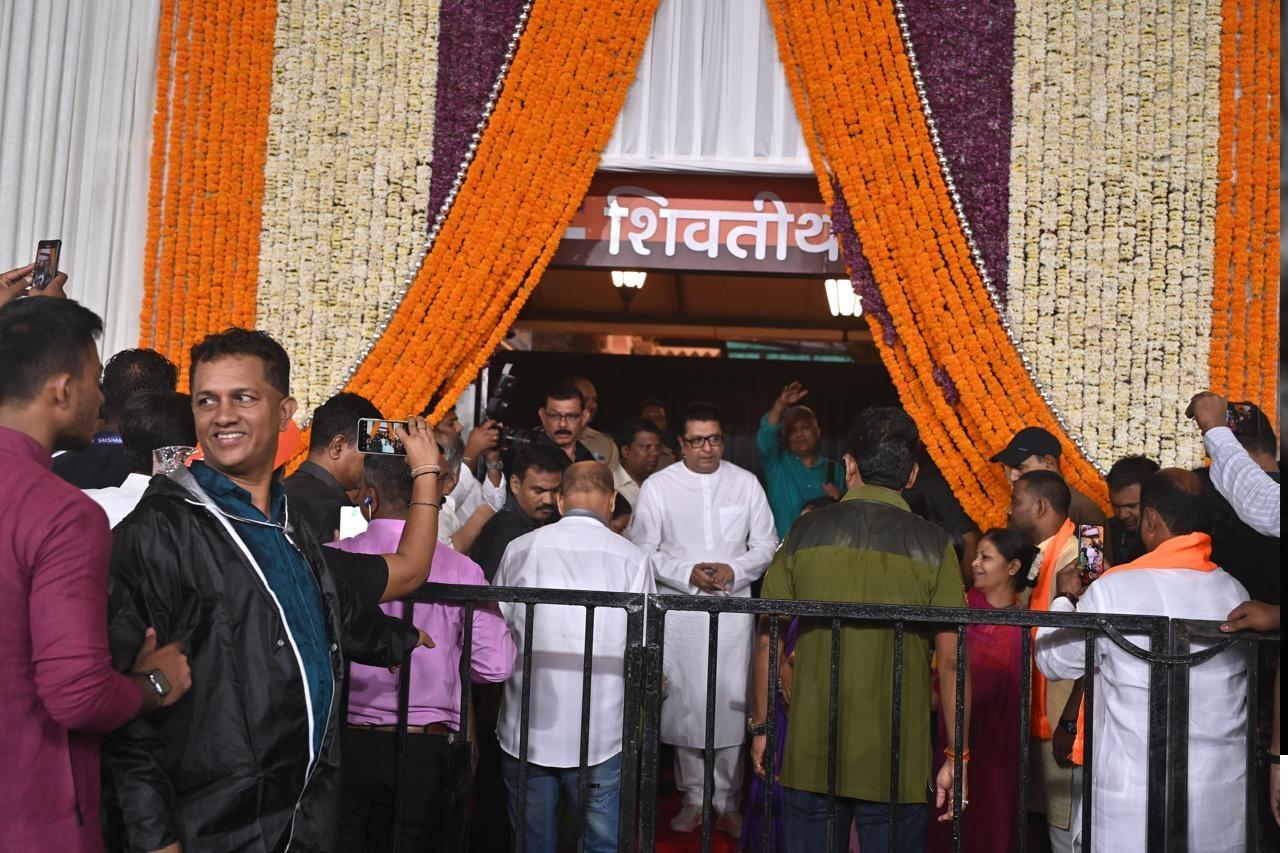 वरिष्ठ मनसे नेता और पूर्व विधायक बाला नंदगांवकर ने पार्टी की बैठक में इस पद के लिए ठाकरे के नाम का प्रस्ताव रखा और एक अन्य पूर्व विधायक नितिन सरदेसाई ने इसका समर्थन किया.