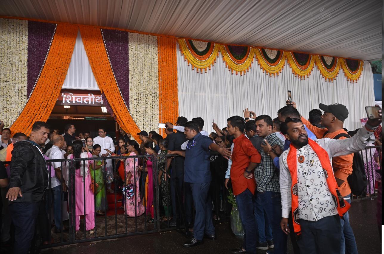 मनसे अध्यक्ष राज ठाकरे गुरुवार को पार्टी के शीर्ष पद पर फिर से चुने गए है, जिसकी स्थापना उन्होंने 18 साल पहले की थी, यह घटनाक्रम राज्य विधानसभा चुनावों से ठीक पहले हुआ. ठाकरे का पार्टी अध्यक्ष के रूप में फिर से चुना जाना, जिस पद पर वे 2006 में मनसे की स्थापना के बाद से हैं.