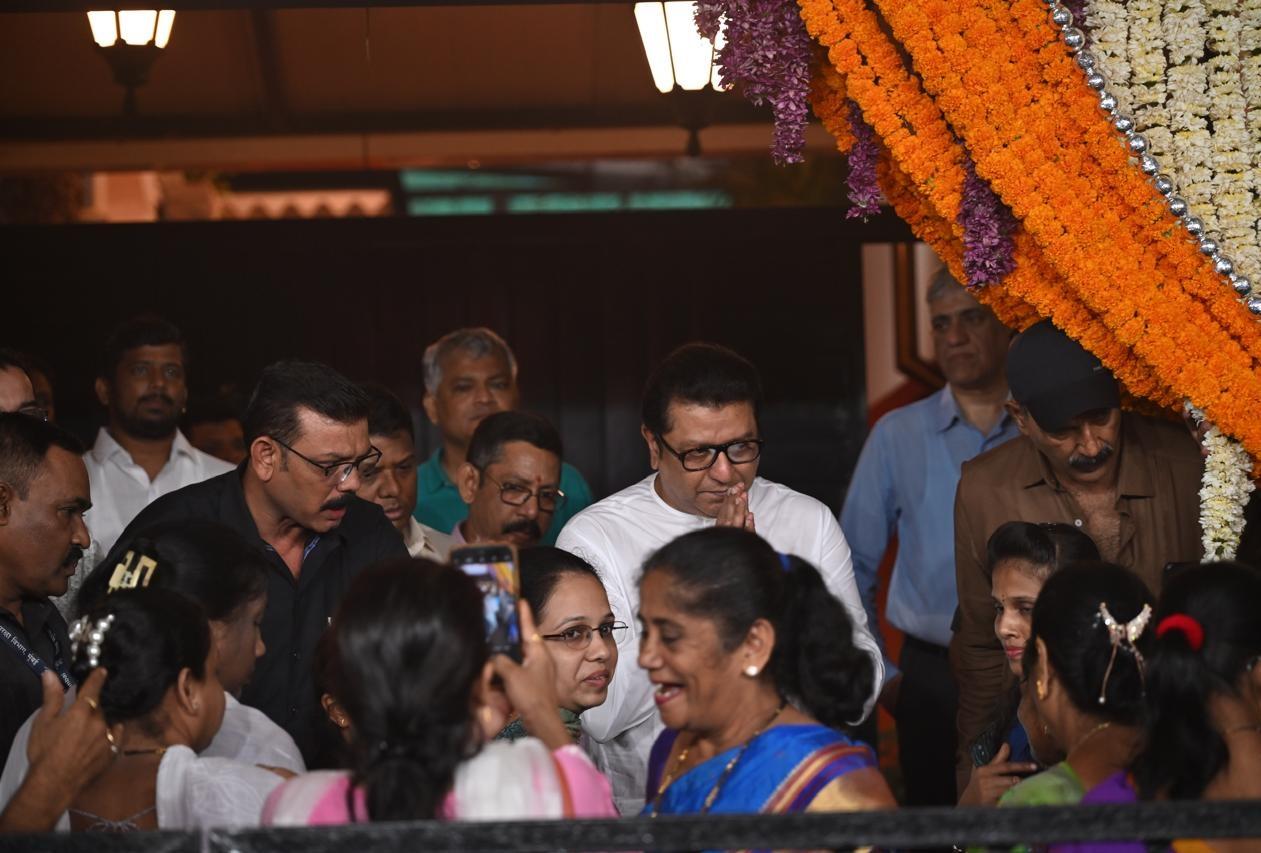 हर साल राज ठाकरे के जन्मदिन पर, उनके समर्थकों और पार्टी कार्यकर्ताओं द्वारा विभिन्न कार्यक्रमों का आयोजन किया जाता है.