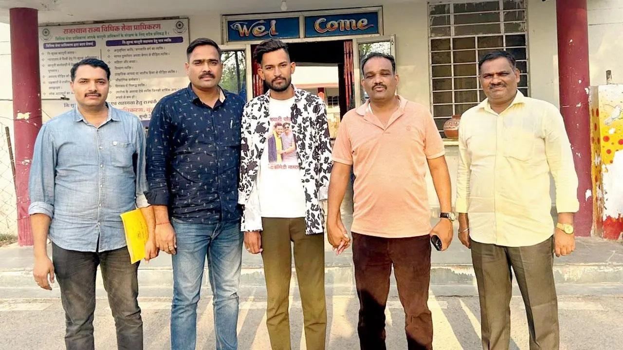 पुलिस की हिरासत में यूट्यूबर