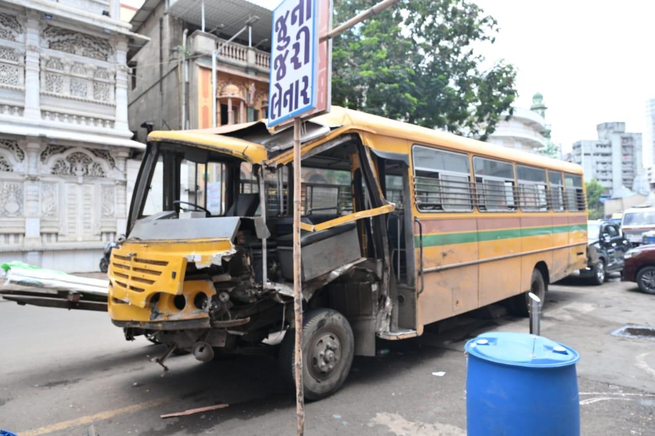 जेजे फ्लाईओवर पर वाहन चालक और बाइक सवार कभी-कभी अपने वाहनों को नियंत्रित करने में असमर्थ हो जाते हैं, जिसके परिणामस्वरूप घातक परिणाम सामने आते हैं. 