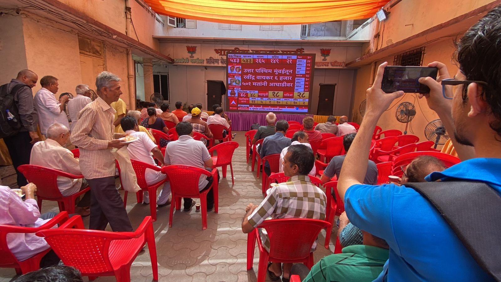 घाटकोपर पश्चिम में भाजपा के प्रवीण चेडा कार्यालय में बड़ी स्क्रीन पर चुनावी नतीजे देखे जा रहे हैं. (फोटो-शादाब खान)