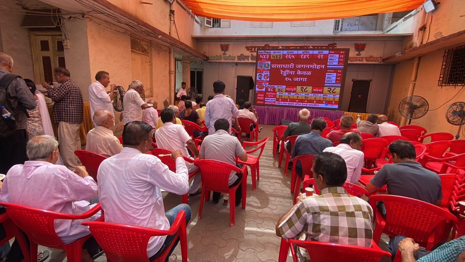 लोकसभा चुनाव 2024 के नतीजों को देखें तो एनडीए और इंडिया गठबंधन के बीच कांटे की टक्कर चल रही है. (फोटो-शादाब खान)