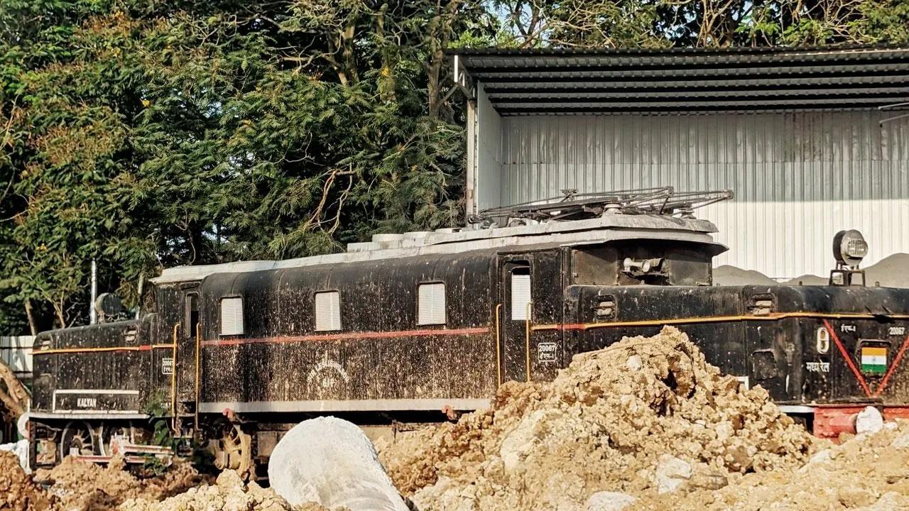 सर लेस्ली विल्सन, भारत के पहले इलेक्ट्रिक इंजनों में से एक कीचड़ में ढका हुआ.