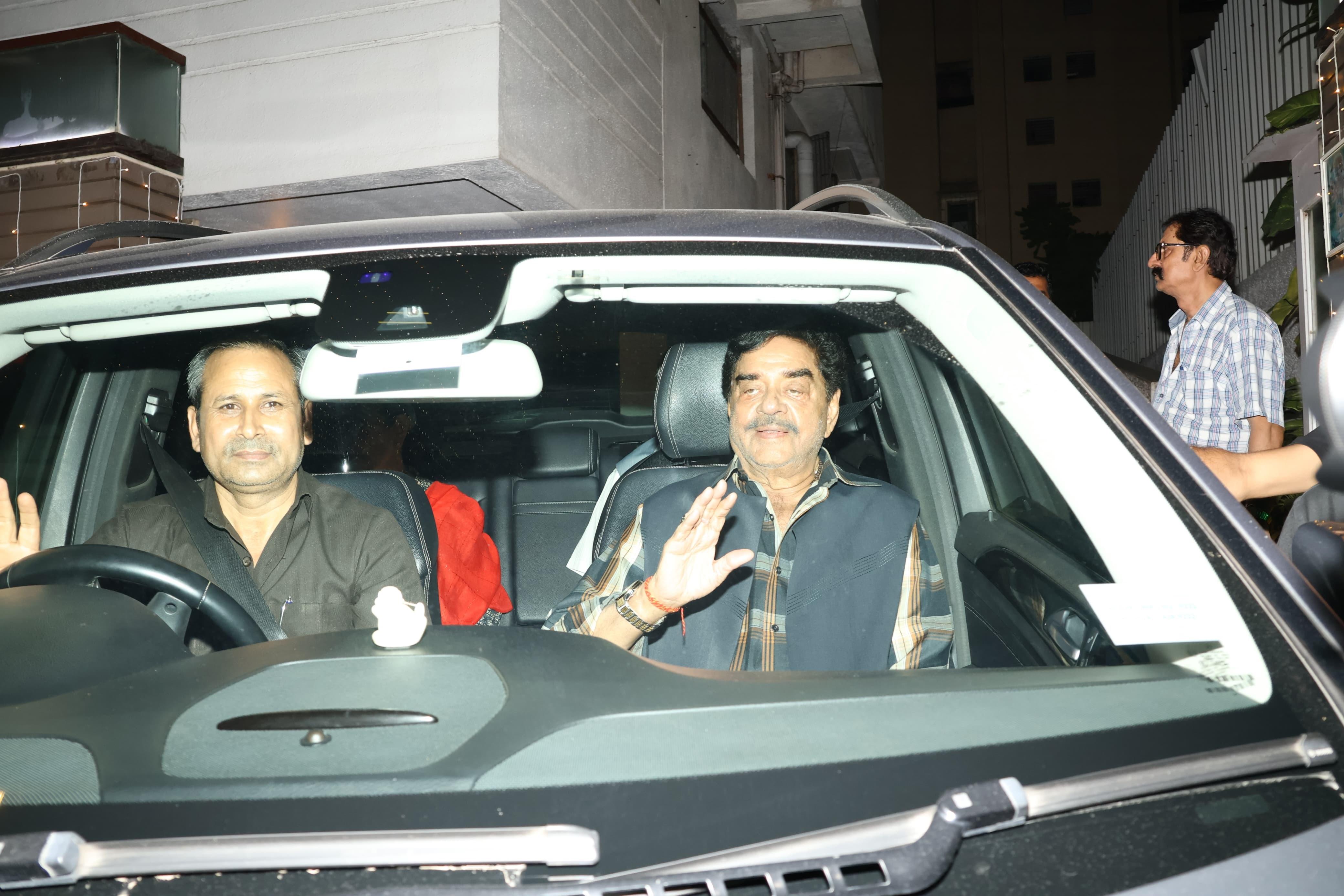 मीडिया में यह खबर तेजी थी कि शत्रुघ्न सिन्हा बेटी सोनाक्षी के शादी से खुश नहीं है लेकिन शनिवार को उनका अंदाज बेहद खास था. लाड़ली बेटी की खुशी में शत्रुघ्न सिन्हा भी खुश दिखाई दिए. 