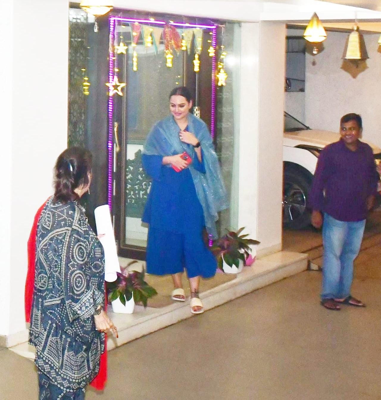 शादी से पहले सोनाक्षी सिन्हा के परिवार वालों ने बंगले `रामायण` में एक पूजा रखी थी. 