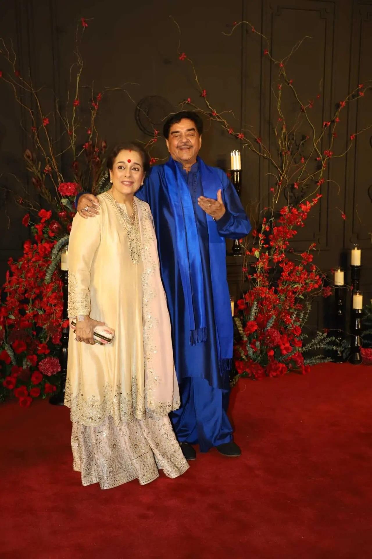 इस दौरान सोनाक्षी के माता-पिता भी दिखाई दिए. शत्रुघ्न सिन्हा ने रिसेप्शन पार्टी के लिए गहरे नीले रंग का कुर्ता चुना था, जबकि पूनम सिन्हा ने बेज रंग के आउटफिट में नजर आई. 