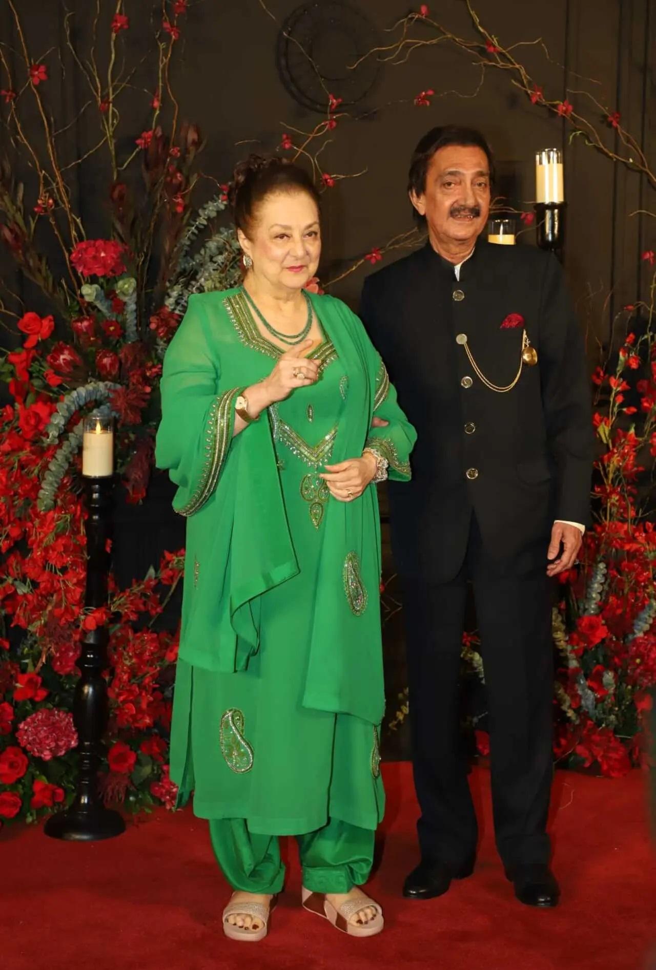 हिंदी सिनेमा की दिग्गज एक्ट्रेस सायरा बानो भी रिसेप्शन पार्टी में शामिल होने पहुंची. 